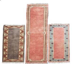 Tre Nepal løbere. Ca. 2000. 251 x 84, 400 x79, 253 x 77.3