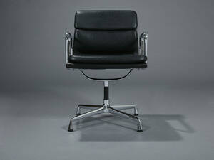 Charles Eames. Soft Pad armstol, model EA-208