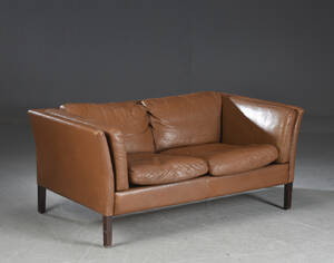 To-personers sofa, brun læder.