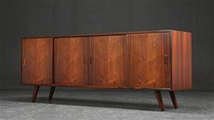 Lav skænk af palisander, dansk møbelproducent