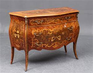 Bombéformet kommode rokokoform 