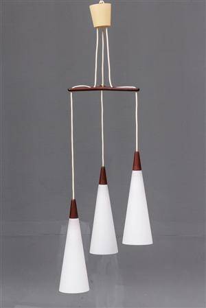 Dansk lampeproducent Loftlampe i teak med tre skærme i opalglas