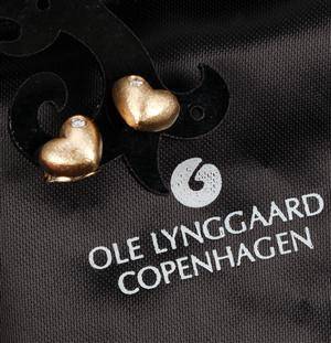 Ole Lynggaard. Et par hjerte ørestikker af guld med brillanter
