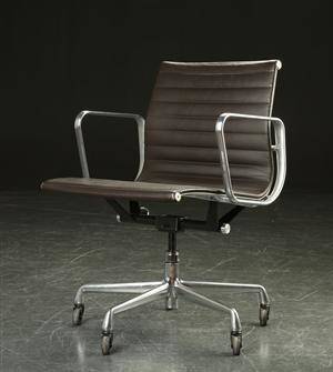 Charles Eames. Kontorstol model EA 117, læder