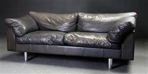 Dansk møbelproducent. Tre-pers. lædersofa