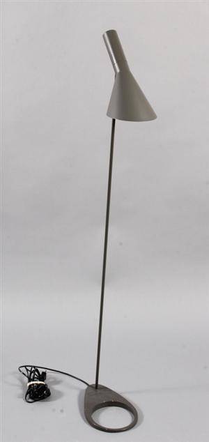 Arne Jacobsen. AJ standerlampe, grå