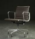 Charles Eames. Kontorstol model EA 117, læder