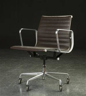 Charles Eames. Kontorstol model EA 117, læder
