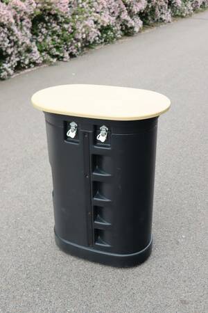 Mässpodie med förvaring på hjul