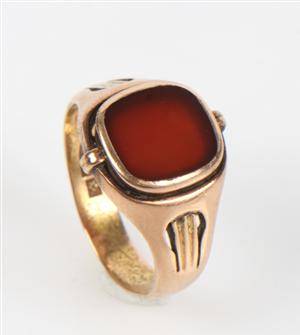 Guldring, 14 kt m karneol, 6,3 gram.