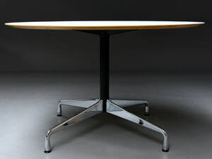 Charles Eames. Rundt spisebord Segmented Table