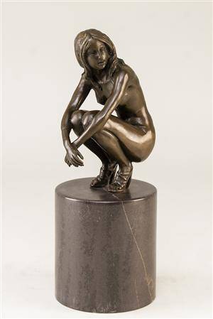 Figur af bronze forestillende ung kvinde