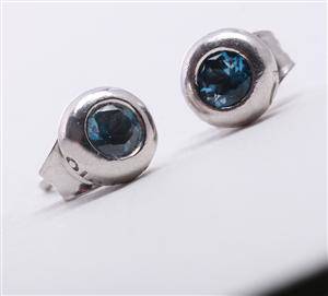 Ole Lynggaard. Bobbel ørestikker af 18 kt. hvidguld prydet med topas