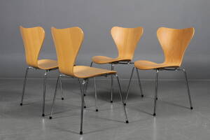 Arne Jacobsen. Sæt på fire Syveren stole, model 3107 4