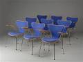 Arne Jacobsen, 9 syverstole med armlæn af kirsebær med betræk af koboltblå uld model 3207