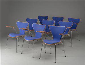 Arne Jacobsen, 9 syverstole med armlæn af kirsebær med betræk af koboltblå uld model 3207