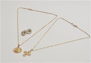 2 Halskæde med vedhæng af guld, samt par øreskruer med marguerit af forgyldt sterling sølv