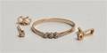 Ring, vedhæng samt én ørestik med diamanter