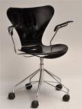 Arne Jacobsen 1902 - 1971. Kontorstol med armlæn, model 3217, sort højglans lakeret 