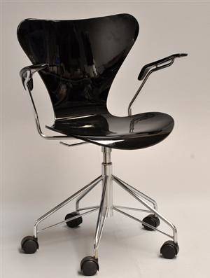 Arne Jacobsen 1902 - 1971. Kontorstol med armlæn, model 3217, sort højglans lakeret 