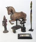 Samling udskårne figurer i træ.