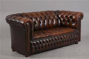 Chesterfield sofa med brunt læder