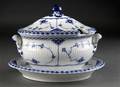 Kgl.Porcelæn. Musselmalet halvblonde terrin, 1. sort.