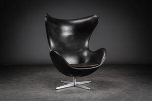 Arne Jacobsen. Lænestol Ægget betrukket med sort læder, model 3316