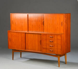 Skænk af fineret teaktræ, front med fem skydedøre og fire skuffer.