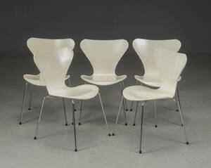 Arne Jacobsen. Fem syverstole model 3107, 5