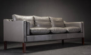Dansk møbelproducent. Tre- pers. sofa betrukket med gråt læder
