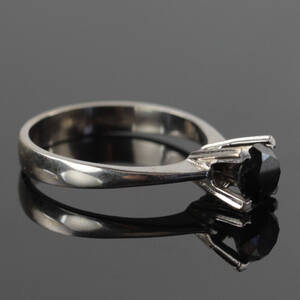 Solitaire ring i hvidguld med sort brillant Denne vare er sat til omsalg under nyt varenummer 4405752