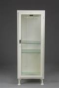 Vitrine-tandlægeskab af metal og glas, 1950erne. 
