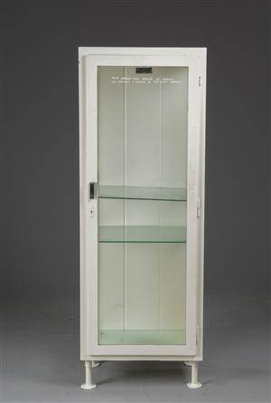 Vitrine-tandlægeskab af metal og glas, 1950erne.
