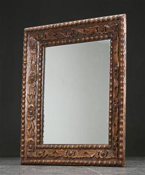 Stort spejl i forgyldt ramme af træ