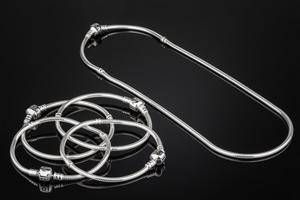 Pandora. Halskæde og fire armbånd af sterlingsølv 925.