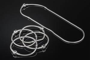 Pandora. Halskæde og fire armbånd af sterlingsølv 925. 5