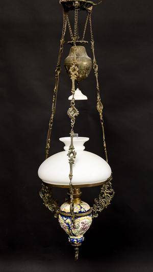 Takfotogenlampa, majolika, 1800-talets senare del