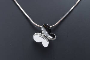 Sommerfugle vedhæng med diamater, dertil en kæde af sterling sølv