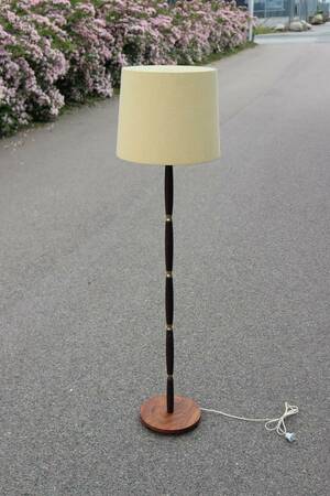 Golvlampa, trä och mässing