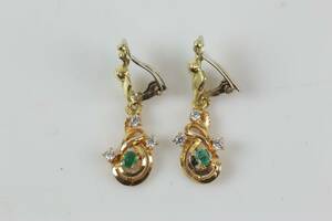 ÖRHÄNGEN, ett par, med vita och gröna stenar, guld, 18 k, ca 6,7 g