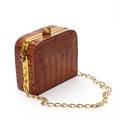 Skuldertaske af cognacfarvet krokodilleskind med kæde af forgyldt metal, kliklås, inddelt i to rum med tre inderlommer og brunt læderfoer.