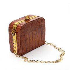 Skuldertaske af cognacfarvet krokodilleskind med kæde af forgyldt metal, kliklås, inddelt i to rum med tre inderlommer og brunt læderfoer.