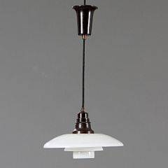 Poul Henningsen PH-32. Pendel med baldakin og fatningshus af brun bakelit, skærme af fler-lags opalglas.