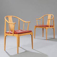 Hans J. Wegner Kinastolen. Et par armstole af kirsebær. Løs sædehynde betrukket med rødt farvet skind. Udført hos Fritz Hansen. 2