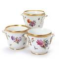 Tre vinkølere i porcelæn, Saksisk Blomst, dekoreret i farver og guld med blomster.  Nr 12211703, Royal Copenhagen. 1920 århunderede. H. 16,5 cm 3