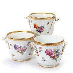 Tre vinkølere i porcelæn, Saksisk Blomst, dekoreret i farver og guld med blomster.  Nr 12211703, Royal Copenhagen. 1920 århunderede. H. 16,5 cm 3