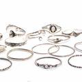 15 forskellige armringe af sølv og sterlingsølv. Vægt ca. 296 gr. 15