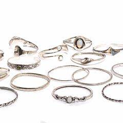 15 forskellige armringe af sølv og sterlingsølv. Vægt ca. 296 gr. 15