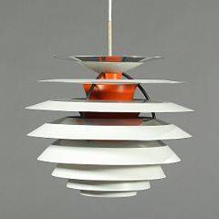 Poul Henningsen Kontrast. Pendel med hvid- og orangelakerede lameller af metal. Udført hos Louis Poulsen. H. 46. Diam. 43.